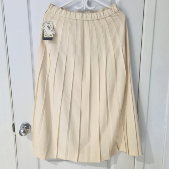 Cream Color Hawksley & Wight Woolmark Pleated Classic Skirt. Size 10-12 - Picture 2 of 11
